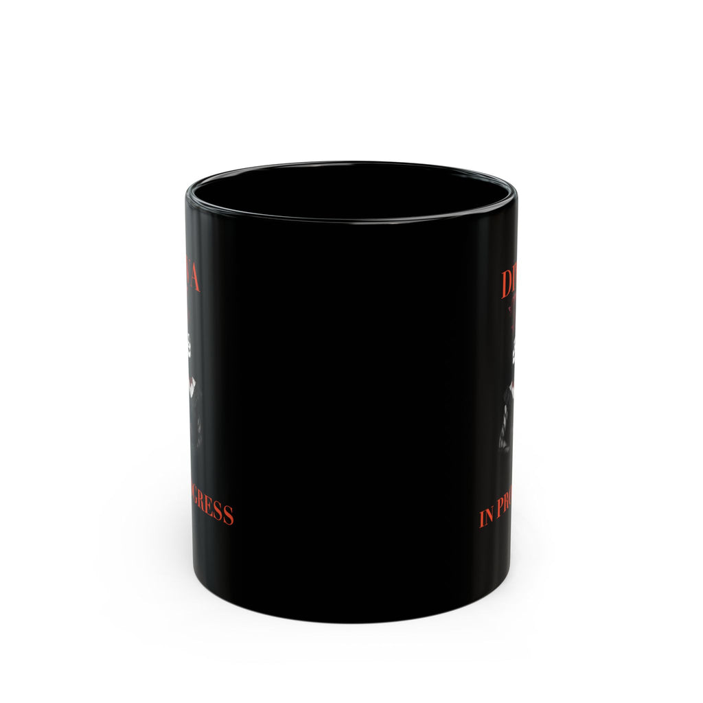 Keramikbecher „Noir Aesthetic“ – DIVA IN PROGRESS | Theater-Geschenk