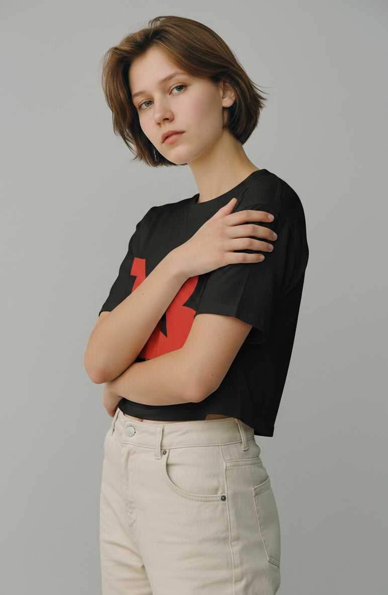 Women's Crewneck Cropped Signature Tee THEATRE NOIR BLANC - Red Logo