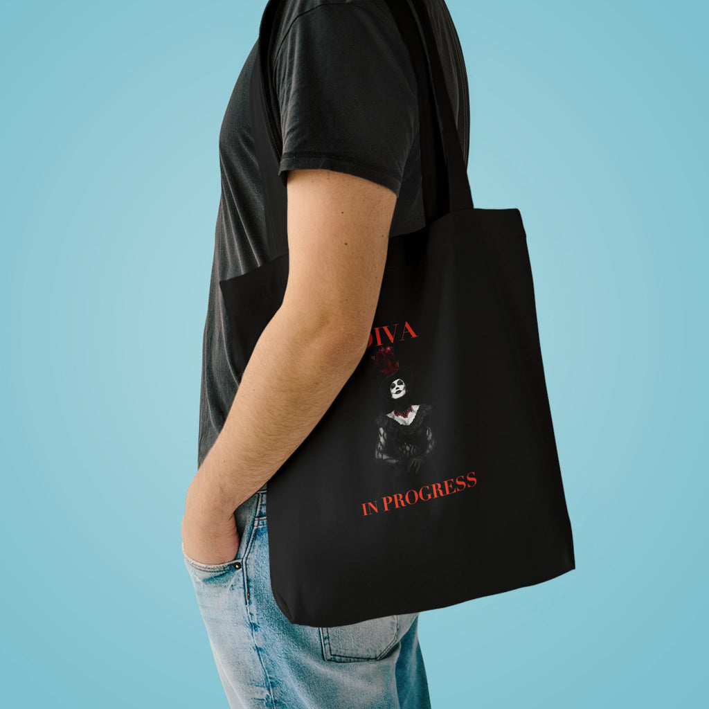 Statement-Canvas-Tragetasche — DIVA IN PROGRESS | Mode inspiriert vom Theater