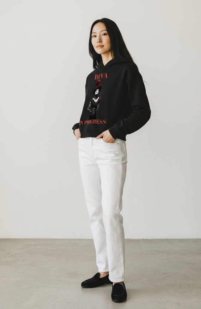 Kurzer Unisex Hoodie — DIVA IN PROGRESS | Noir Aesthetic Streetwear