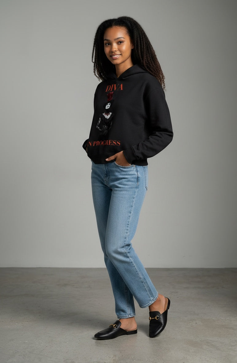Kurzer Unisex Hoodie — DIVA IN PROGRESS | Noir Aesthetic Streetwear