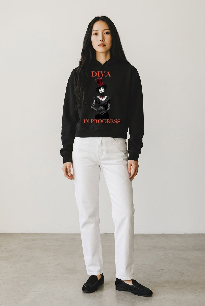 Kurzer Unisex Hoodie — DIVA IN PROGRESS | Noir Aesthetic Streetwear