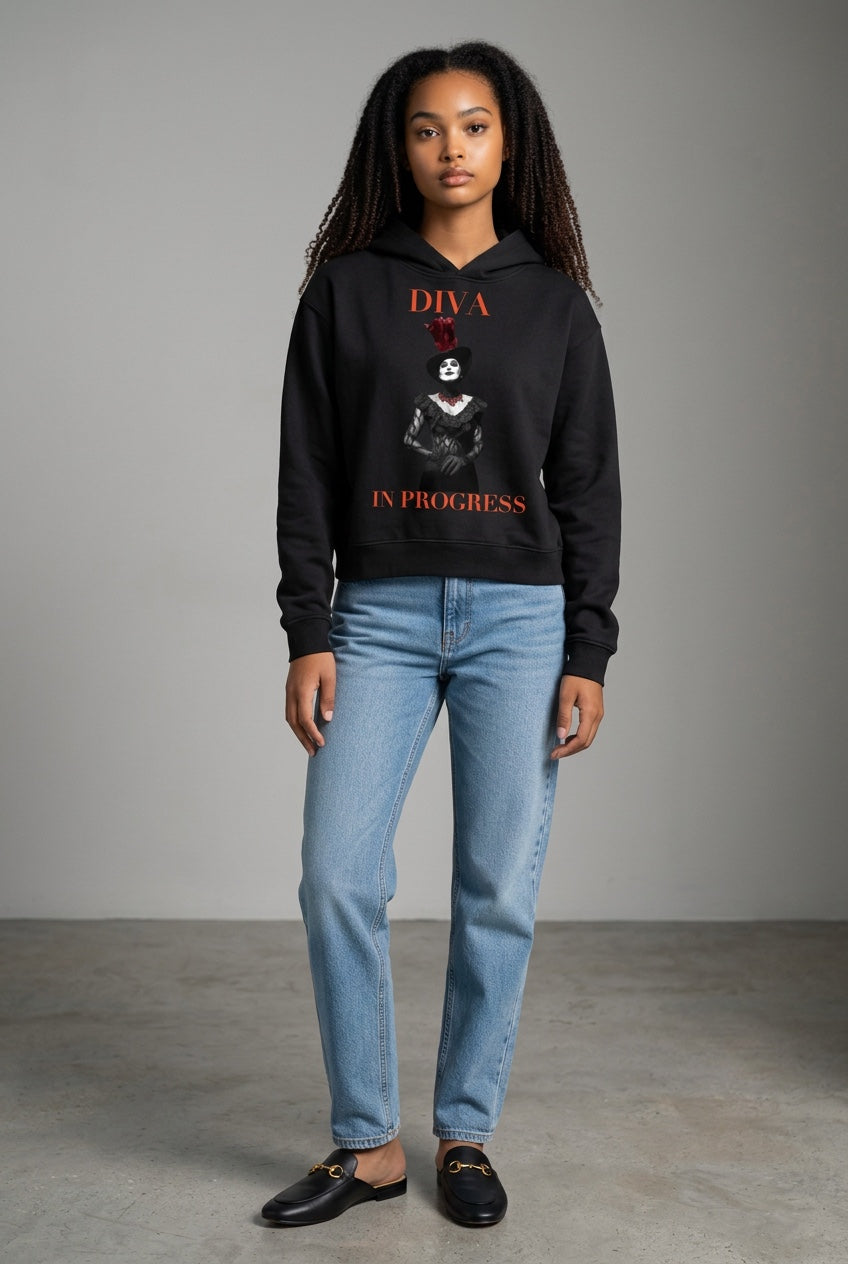 Kurzer Unisex Hoodie — DIVA IN PROGRESS | Noir Aesthetic Streetwear